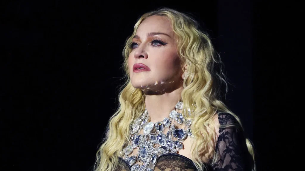 A cantora Madonna em sua turnê Celebration Tour emocionada.